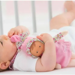 DOUDOU MISS ROSE JARDIN EN FLEURS 25 CM - COROLLE MON DOUDOU -Magasin Promotionnel Corolla 2ca338cba03ec78e1422c4564daca1ca3962fcc0 41008045 05