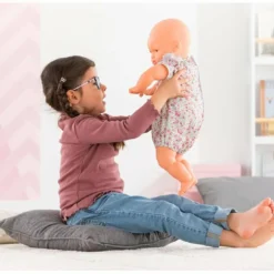 POUPON BEBE CHERI JARDIN EN FLEURS- COROLLE MON GRAND POUPON -Magasin Promotionnel Corolla 5d8e86012c521a46ac8c78a477f579422463910f 41012045 05